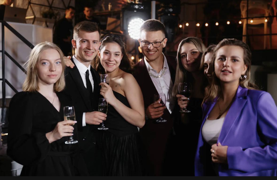 Необычные девушки и роскошные мужчины